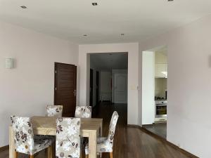 a dining room with a wooden table and chairs at Apartament Bobrzańska in Świdnica