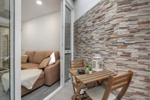 a living room with a table and a couch at Vacacional El Atlántico 2 in Granadilla de Abona