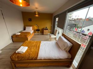 Habitación de hotel con 2 camas y balcón en Temple Bar Apart, en Dublín
