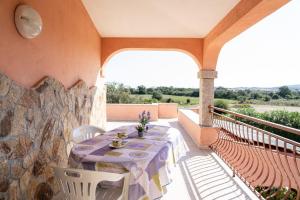 a patio with a table and chairs on a balcony at Sardegnadream in San Teodoro