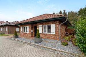 a home with a brick house with a driveway at Ferienhaus Nordlicht in Geeste