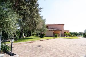 a building with a parking lot in front of it at Sardegnadream in San Teodoro