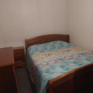 1 cama con edredón en un dormitorio en Une chambre dans une petite appartement a côté de paris la défense, en Colombes