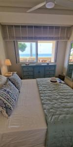 Posteľ alebo postele v izbe v ubytovaní Beachfront Neptuno I, Complex,Views,Pool,Garden, Elviria + 27 fotografií