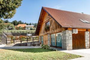 Stari Trg pri Ložu的住宿－Youth Hostel Arsviva，一间木房子,拥有棕色的屋顶