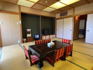 Una televisión o centro de entretenimiento en 熱海温泉　実の別荘