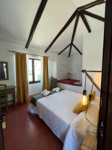 ein Schlafzimmer mit einem großen Bett in einem Zimmer in der Unterkunft Cortijo Domínguez - Rural Experience in Lucena