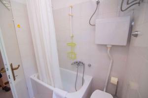 Koupelna v ubytování Apartment in Veli Losinj 34691 + 15 fotografií