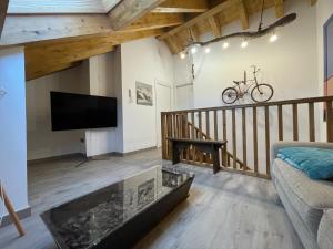 ein Wohnzimmer mit einem Kamin und einem Flachbild-TV in der Unterkunft CASA CON ENCANTO ESTERRI in Esterri d'Àneu