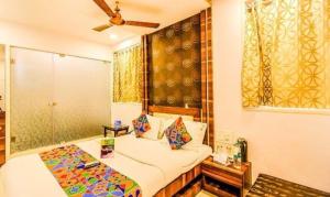 孟買的住宿－FabExpress Satellite，小房间设有床和窗户