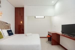 Tempat tidur dalam kamar di Urbanview Hotel Amarilis Sentul Bogor by RedDoorz