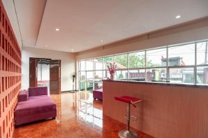 Area lobi atau resepsionis di Urbanview Hotel Amarilis Sentul Bogor by RedDoorz