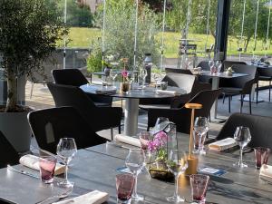 een restaurant met tafels en stoelen met wijnglazen bij Relais De L'abbaye in Charlieu