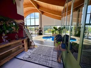 um quarto com uma piscina e um quarto com uma porta em Villa du Sieck 5 étoiles em Santec