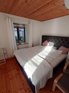1 dormitorio con 1 cama blanca grande y ventana en Villa Naffen1 en Malmö