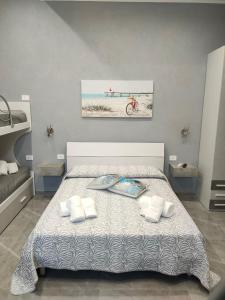 una camera da letto con un letto e un dipinto sul muro di La Torre CASA SUL MARE a Manfredonia