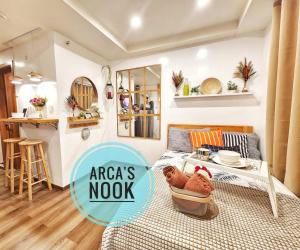 um pequeno apartamento com uma cama e uma mesa num quarto em Arca's Nook Condo Rental for Transient em Baguio