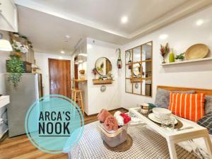 uma pequena sala de estar com uma mesa e uma cozinha em Arca's Nook Condo Rental for Transient em Baguio