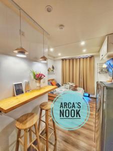 uma pequena cozinha com uma mesa e dois bancos em Arca's Nook Condo Rental for Transient em Baguio