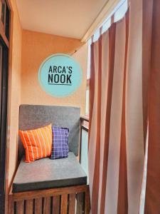 um banco com duas almofadas ao lado de uma janela em Arca's Nook Condo Rental for Transient em Baguio