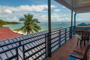 a balcony with a view of the beach and the ocean at Vagabonds in Kaôh Rŭng (3)