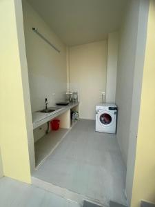 lavadero con lavadora y fregadero en Color Inn - Homestay & Cafe en Ninh Hải