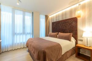 Posteľ alebo postele v izbe v ubytovaní Serennia Fira Gran Via Exclusive Rooms
