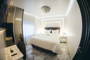 Un pat sau paturi într-o cameră la Luxury Apartment & Rooms