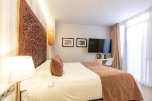 Posteľ alebo postele v izbe v ubytovaní Serennia Fira Gran Via Exclusive Rooms