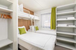 Tempat tidur dalam kamar di Arena Stoja Camping Homes