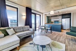 sala de estar con sofá y mesa en Botanical-inspired apartments at Repton Gardens right in the heart of Wembley Park, en Londres