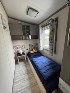 een kleine kamer met een bed in het midden bij Beach Resort Nieuwvliet Bad - NV 102 in Nieuwvliet