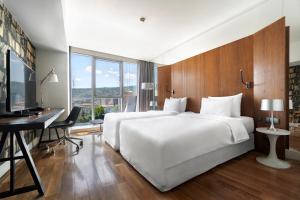 Postel nebo postele na pokoji v ubytování Holiday Inn - Tbilisi by IHG
