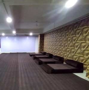 pokój z kanapami i dużym ekranem projekcyjnym w obiekcie Hotel A P Home's - A Boutique Hotel w mieście Guwahati