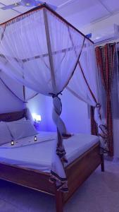 sypialnia z łóżkiem z moskitierą w obiekcie African Angel House B&B w mieście Stone Town