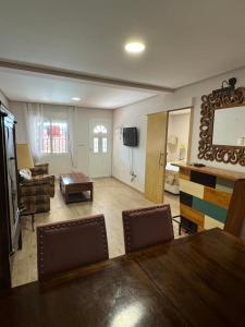 ein Wohnzimmer mit Tisch und Stühlen und einem Fernseher in der Unterkunft Dos Mares Comfort & Calidad- Casa entera Planta Baja in San Javier