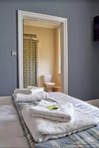 a group of towels sitting on top of a bed at The Seven Stars in Stourbridge