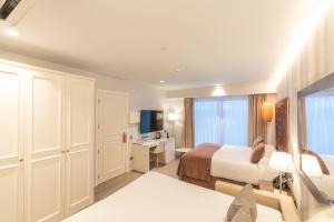 Kuchyňa alebo kuchynka v ubytovaní Serennia Fira Gran Via Exclusive Rooms