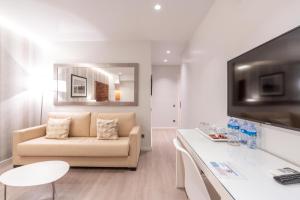 Televízia a/alebo spoločenská miestnosť v ubytovaní Serennia Fira Gran Via Exclusive Rooms