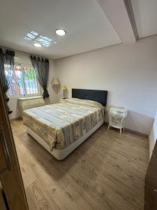a bedroom with a large bed and a table at Dos Mares Comfort & Calidad- Casa entera Planta Baja in San Javier