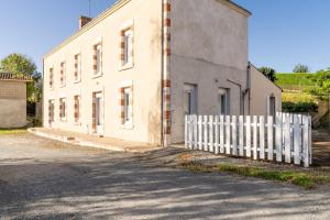 Saint-Hilaire-de-Voust的住宿－Logement 3ch 8 personnes，白色建筑前的白色围栏