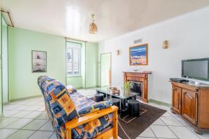 Saint-Hilaire-de-Voust的住宿－Logement 3ch 8 personnes，带沙发和电视的客厅