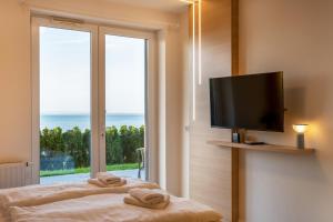 een kamer met 2 bedden en een flatscreen-tv bij MF Club 218 Garden Apartments in Siófok