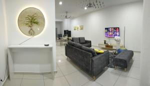 uma sala de estar com dois sofás e uma mesa em Four Leaf Clover Residence @ Crest Mount Austin JB em Johor Bahru