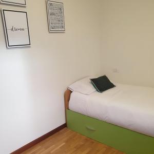 een kleine slaapkamer met een bed met een groene lade bij Apartamento en Lardero 4 Pax, parking incluido in Lardero