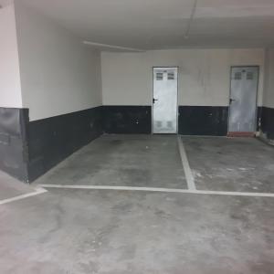 una habitación vacía con dos puertas en un edificio en Apartamento en Lardero 4 Pax, parking incluido, en Lardero