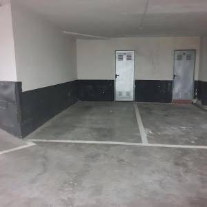 una stanza vuota con due porte in un edificio di Apartamento en Lardero 4 Pax, parking incluido a Lardero