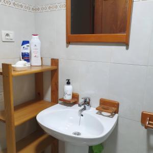 een badkamer met een witte wastafel en een spiegel bij Apartamento en Lardero 4 Pax, parking incluido in Lardero