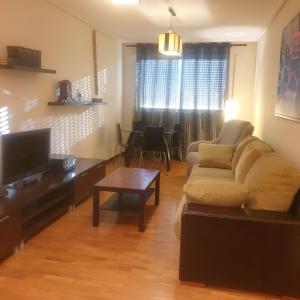 sala de estar con sofá y mesa en Apartamento en Lardero 4 Pax, parking incluido, en Lardero