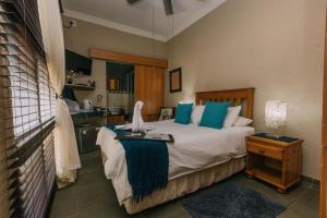 Un dormitorio con una cama con un pájaro. en Beetleloop Guest House en Nelspruit